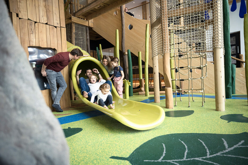Abenteuer erleben in der Indoor-Spielwelt im Kinderhotel Allgäuer Berghof