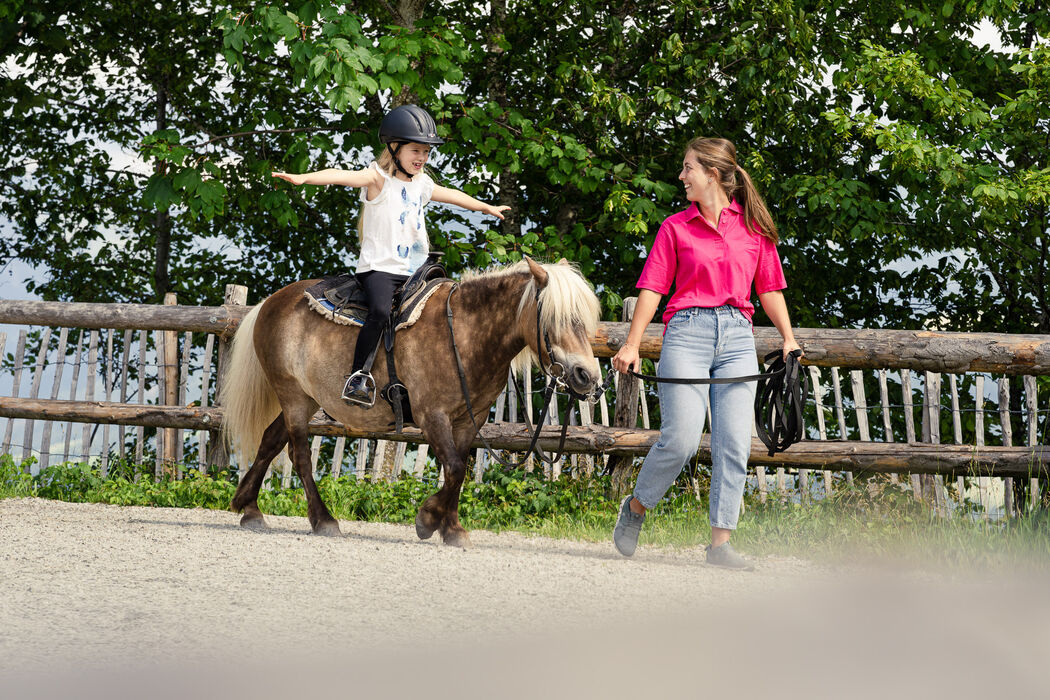 Reiten mit einer Reitlehrerin im Kinderhotel Allgäuer Berghof