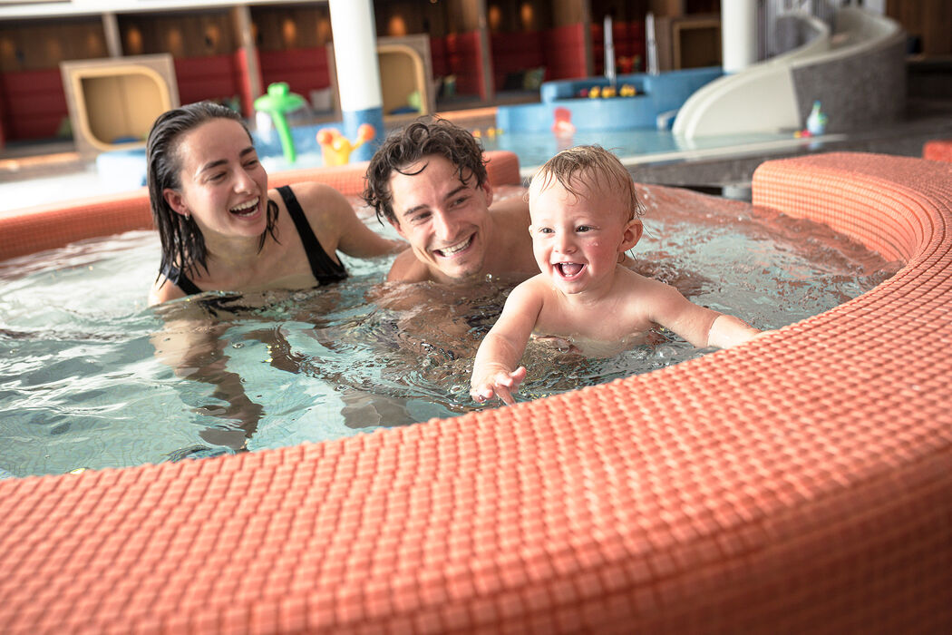 Kinderbecken für Kleinkinder und Babys im Kinderhotel Allgäuer Berghof
