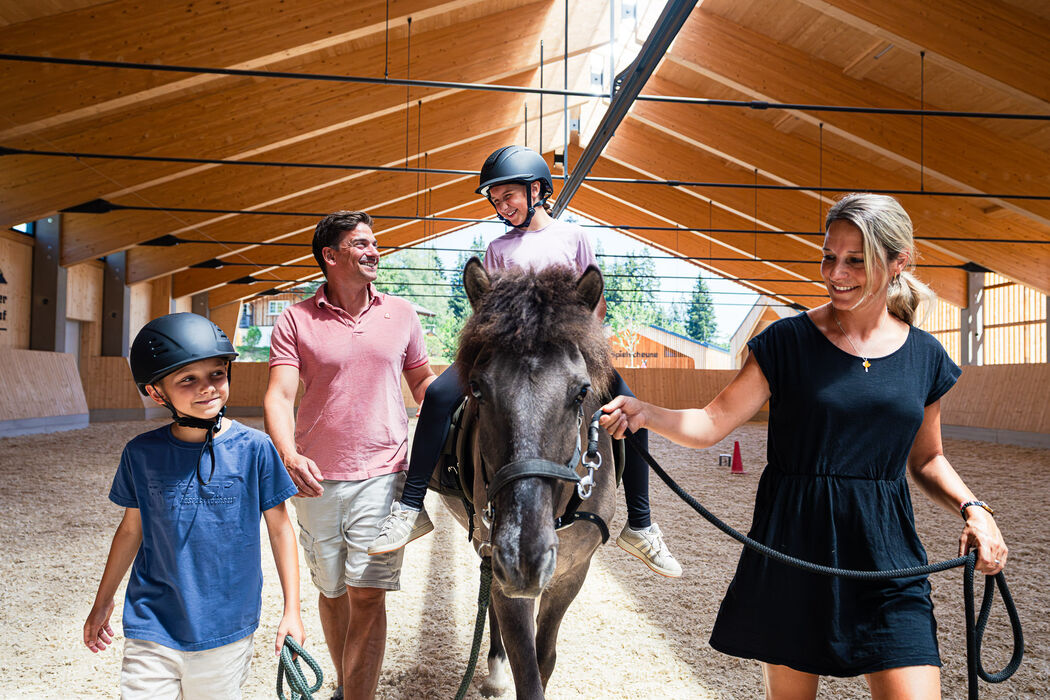Familien-Reitstunde im Kinderhotel Allgäuer Berghof