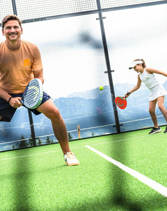 Padelplatz mit Bergblick im Kinderhotel Allgäuer Berghof
