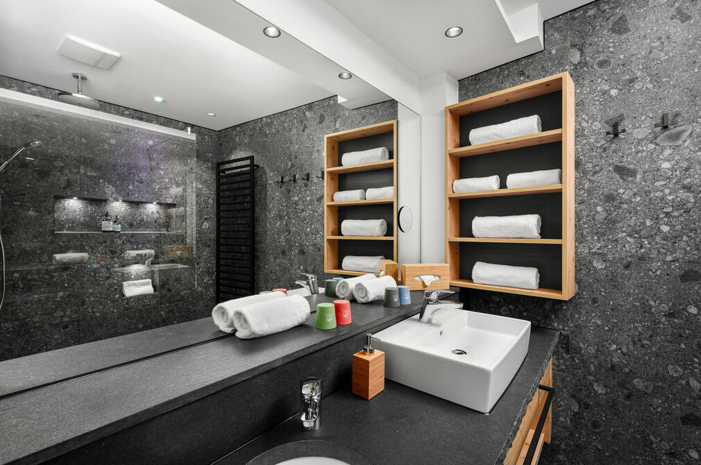 Kinderhotel Allgäuer Berghof – Badezimmer Familien-Suite Hochgrat mit Blick auf die Allgäuer Alpen
