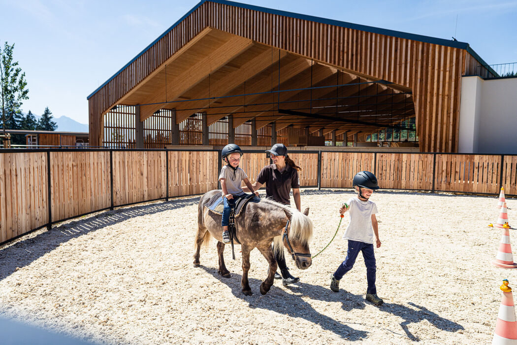 ErlebnisHof mit Ponyreiten im Longierzirkel im Kinderhotel Allgäuer Berghof