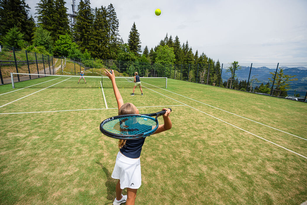Tennis spielen im Kinderhotel Allgäuer Berghof