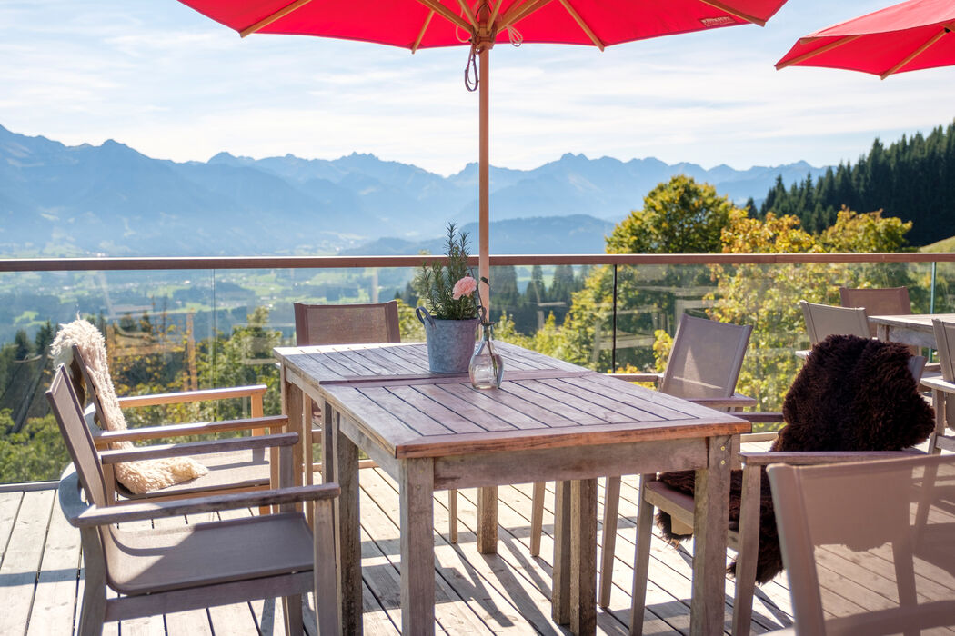 Sonnenterasse mit Ausblick auf die Alpen im Kinderhotel Allgäuer Berghof