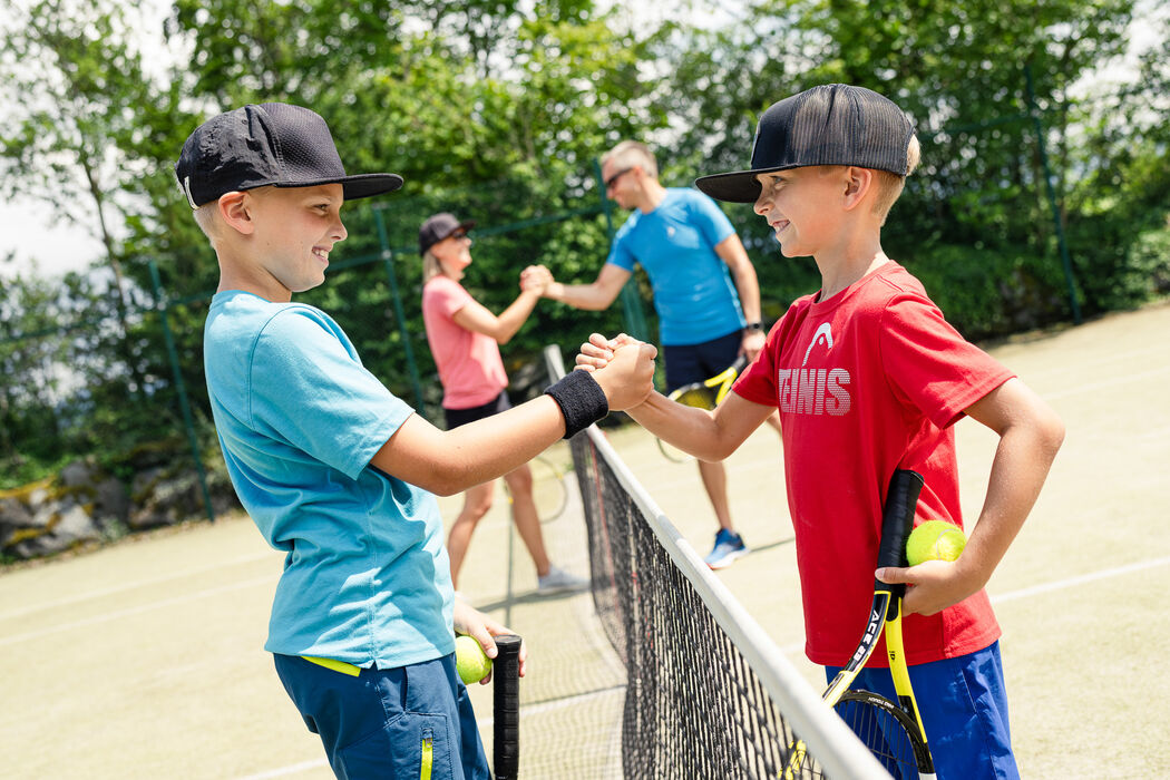 Zusammen Tennis spielen im Kinderhotel Allgäuer Berghof