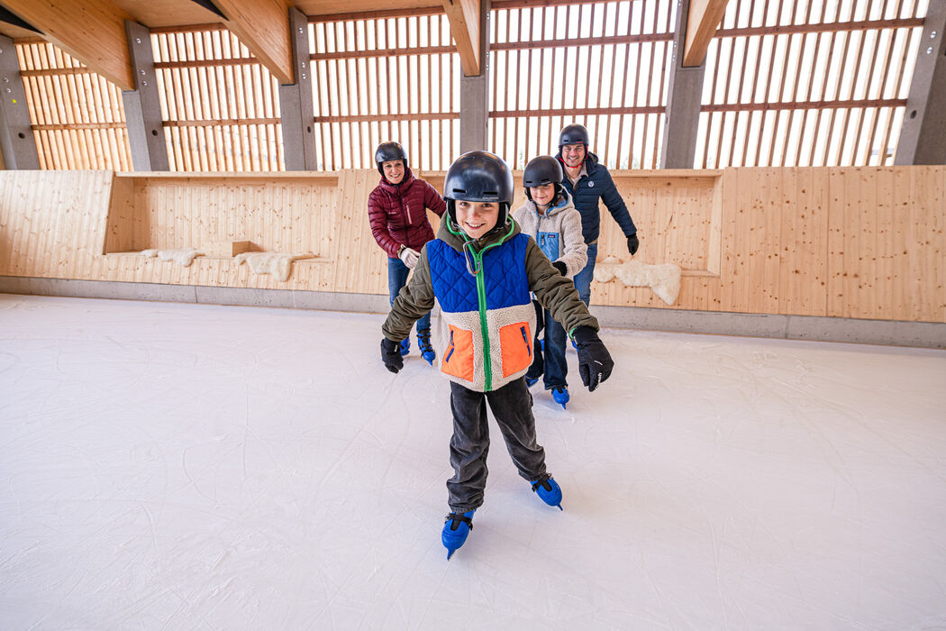 Überdachte Eisbahn im Kinderhotel Allgäuer Berghof
