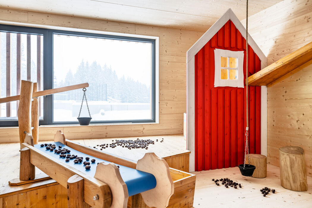 Spielscheune mit Kastanienspielplatz im Kinderhotel Allgäuer Berghof 