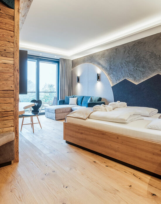 Familien-Suite Spass-Suite – Kinderhotel Allgäuer Berghof Kinderhotel Allgäuer Berghof – Wohnzimmer der Familien-Suite Spass-Suite mit Blick auf die Allgäuer Alpen