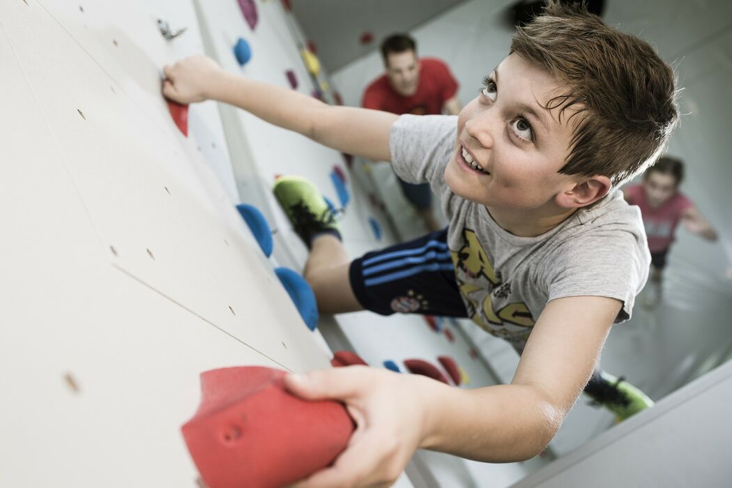 Indoor Kletterwand für Kinder im Kinderhotel Allgäuer Berghof