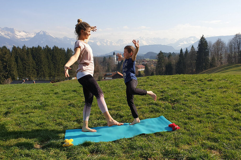 Aktiv sein mit der Yogaübung Hundeschütteln im Kinderhotel Allgäuer Berghof