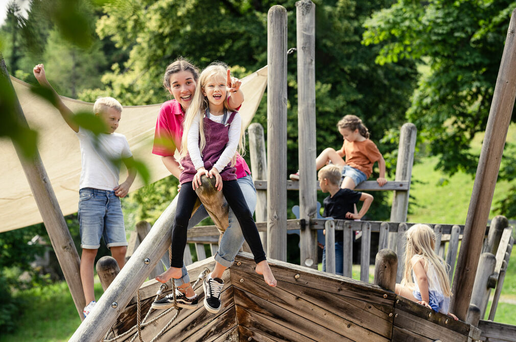 Spielen auf dem Piratenschiff im Kinderhotel Allgäuer Berghof