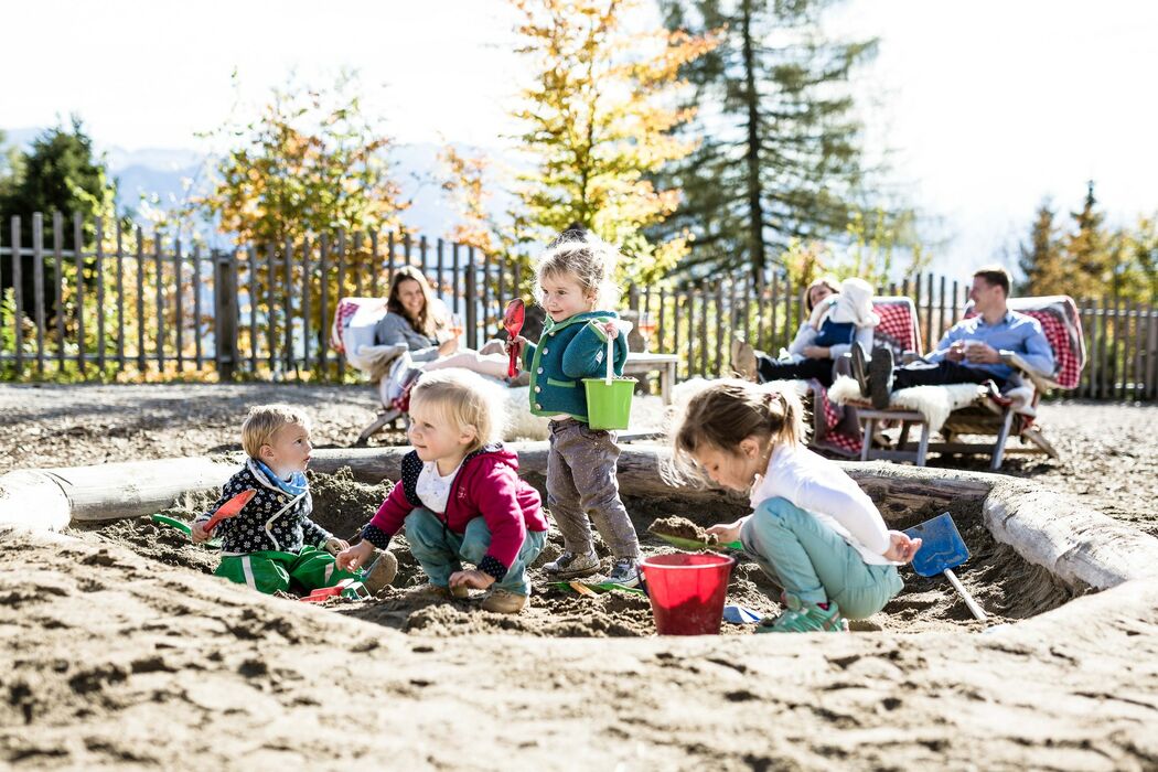 Spiel und Spaß auf dem Kinderspielplatz des Kinderhotels Allgäuer Berghoff