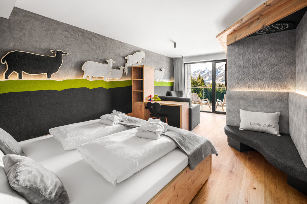 Kinderhotel Allgäuer Berghof – Schlafzimmer der Familien-Suite Schafgemach mit Blick auf die Allgäuer Alpen