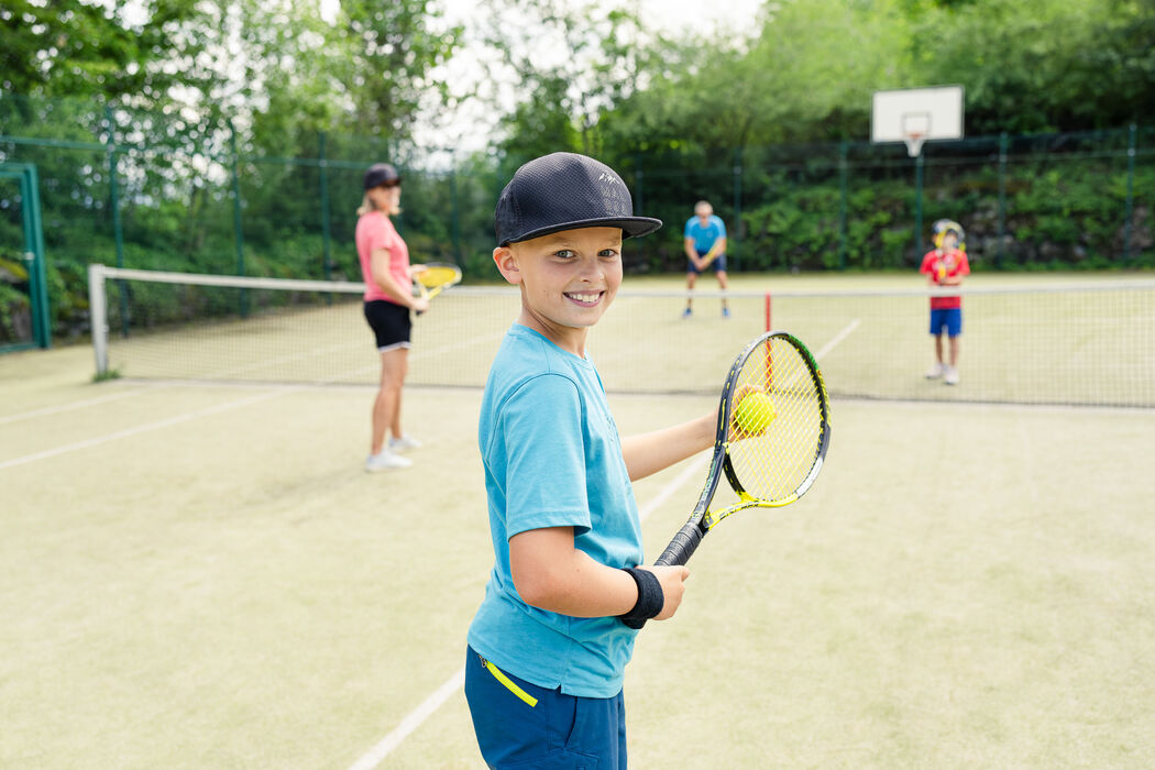 Tennis spielen im Kinderhotel Allgäuer Berghof