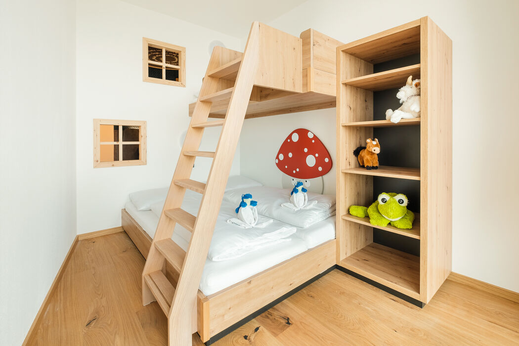 Kinderhotel Allgäuer Berghof – Kinderzimmer der Familien-Suite Spass-Suite mit Blick auf die Allgäuer Alpen