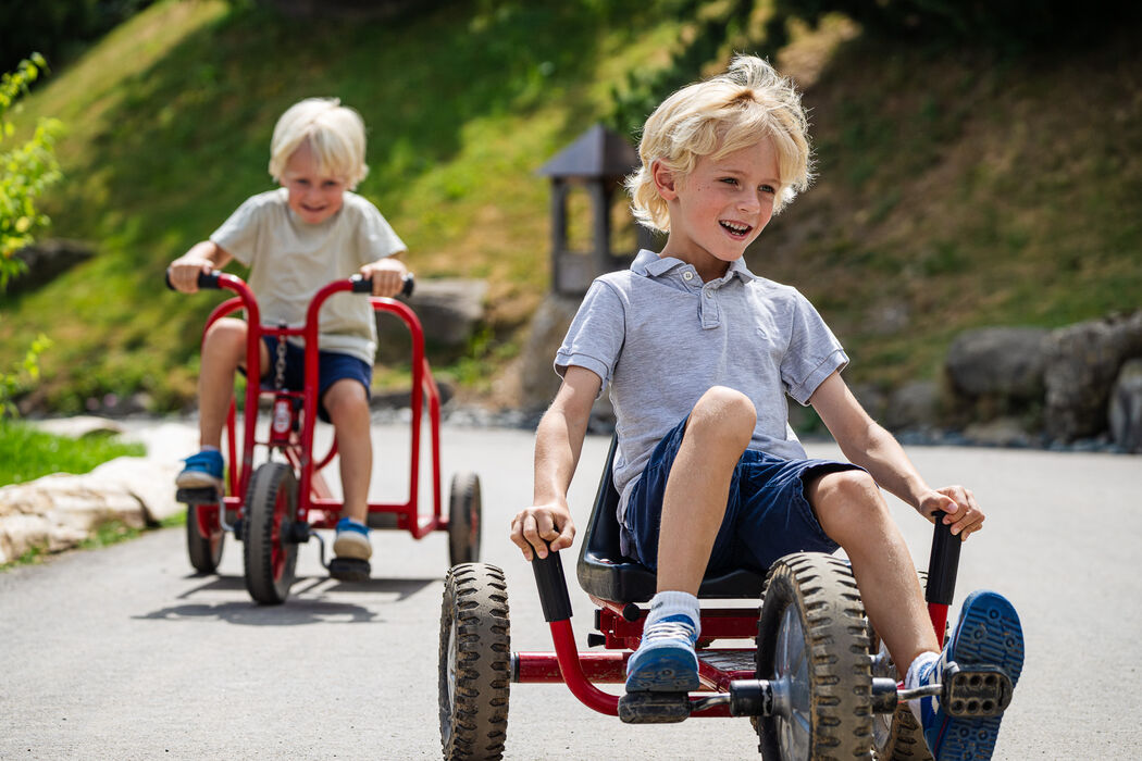 Fahrspaß auf Tret-Karts im Kinderhotel Allgäuer Berghof