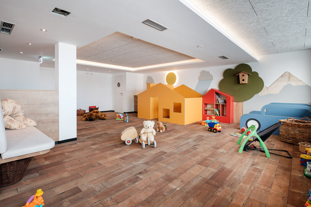Indoor Spielbereich mit Spielzeug für Kleinkinder im Kinderhotel Allgäuer Berghof