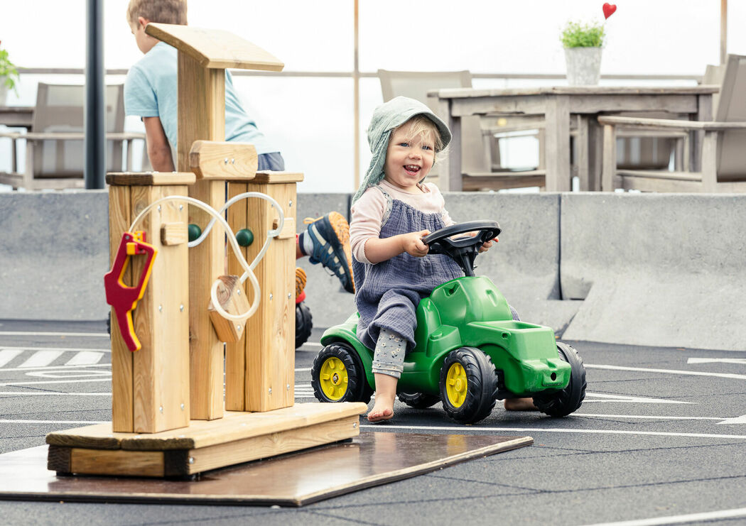 Außengelände Bobbycar Rennstrecke im Kinderhotel Allgäuer Berghof 