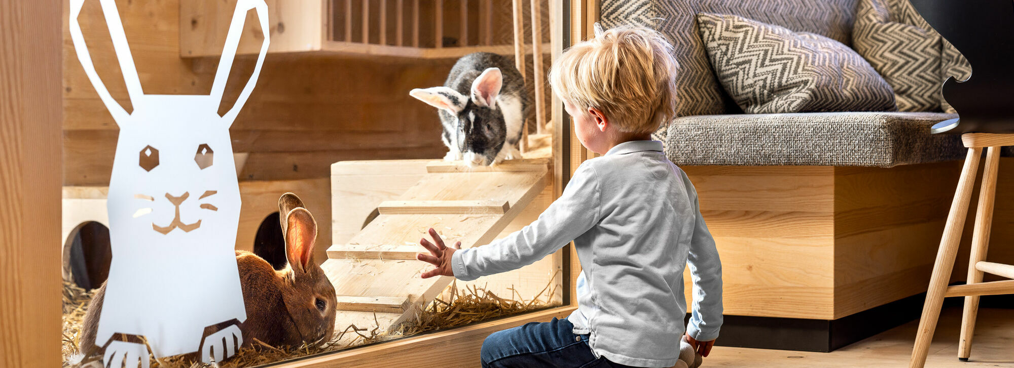 Streicheltiere in der Spielscheune im Kinderhotel Allgäuer Berghof