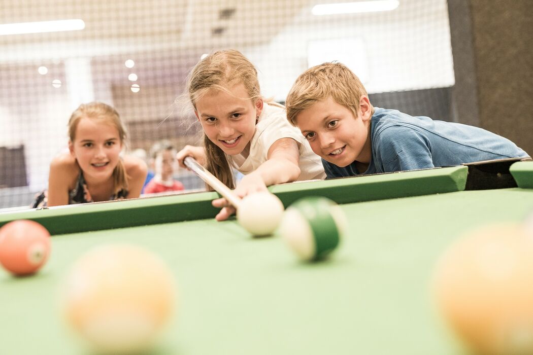 Indoorspielbereich für Kinder und Jugendliche im Kinderhotel Allgäuer Berghof
