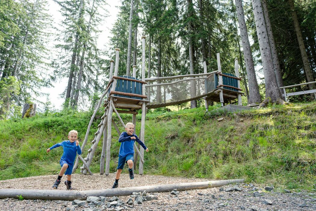 Spielen auf dem Waldspielplatz beim Kinderhotel Allgäuer Berghof