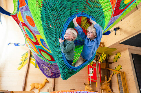 Kletternetz in der Spielscheune – Kinderhotel Allgäuer Berghof Kletternetz in der Spielscheune im Kinderhotel Allgäuer Berghof