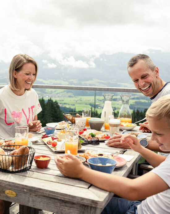 Frühstück - Kinderhotel Allgäuer Berghof Familienfrühstück auf der Terrasse im Kinderhotel Allgäuer Berghof