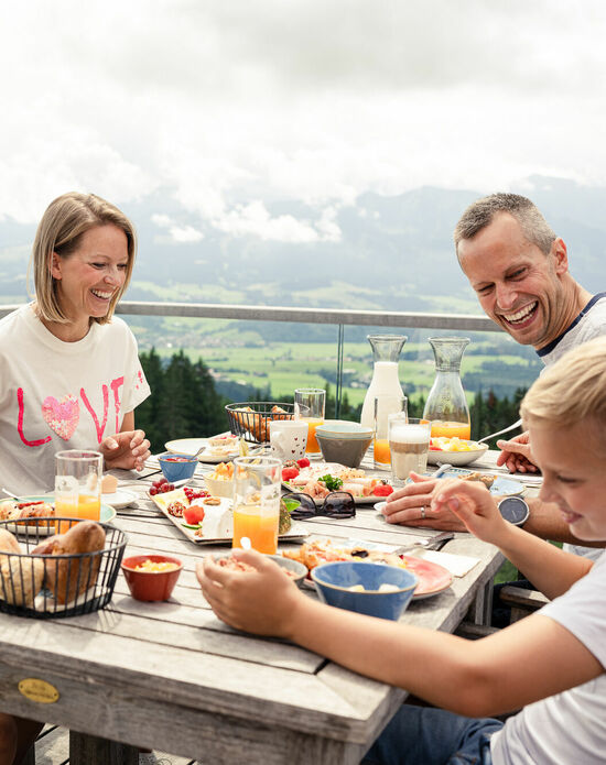 Frühstück - Kinderhotel Allgäuer Berghof Familienfrühstück auf der Terrasse im Kinderhotel Allgäuer Berghof