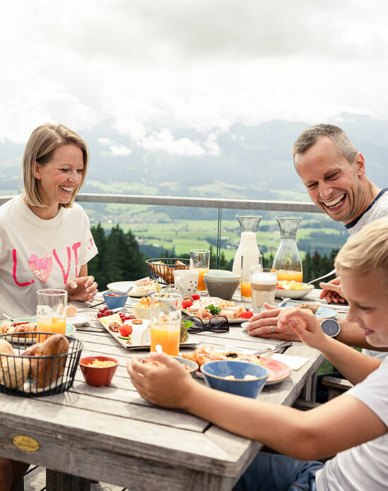 Frühstück - Kinderhotel Allgäuer Berghof Familienfrühstück auf der Terrasse im Kinderhotel Allgäuer Berghof