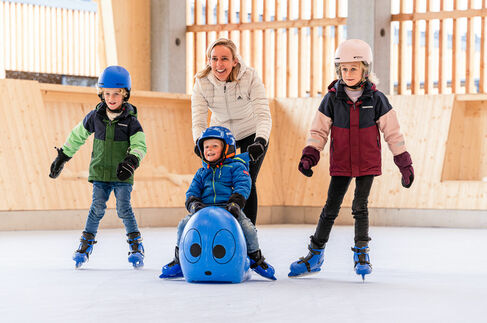 Schlittschuhlaufen auf der Eisbahn – Kinderhotel Allgäuer Berghof Schlittschuhlaufen auf der Eisbahn – Kinderhotel Allgäuer Berghof