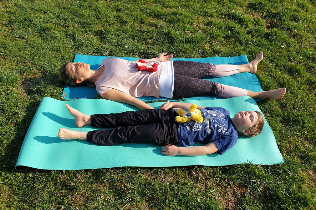 Aktiv sein mit der Yogaübung Biene Summen im Kinderhotel Allgäuer Berghof