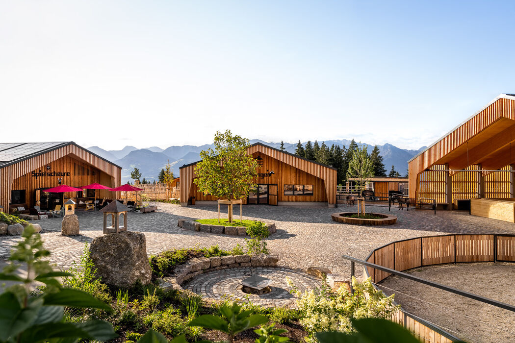 ErlebnisHof mit Dorfplatz, Spielscheune und Reihalle im Kinderhotel Allgäuer Berghof