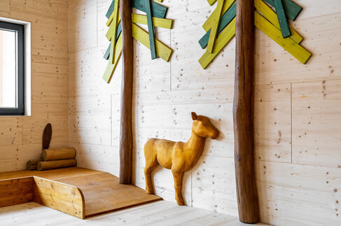 Spielscheune mit Allgäuer Berglandschaft im Kinderhotel Allgäuer Berghof 