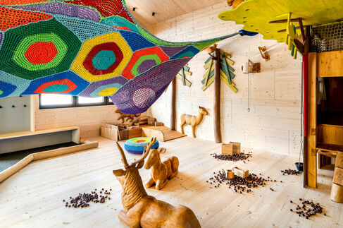 Kletternetz und Spielplatz in der Spielscheune im Kinderhotel Allgäuer Berghof
