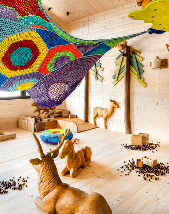 Kletternetz und Spielplatz in der Spielscheune im Kinderhotel Allgäuer Berghof