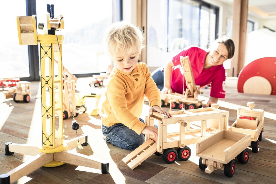 Holzspielzeug in der Kinderbetreuung im Kinderhotel Allgäuer Berghof