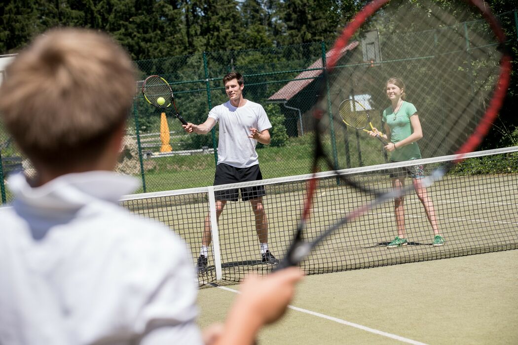 Tennisspielen im Kinderhotel Allgäuer Berghof
