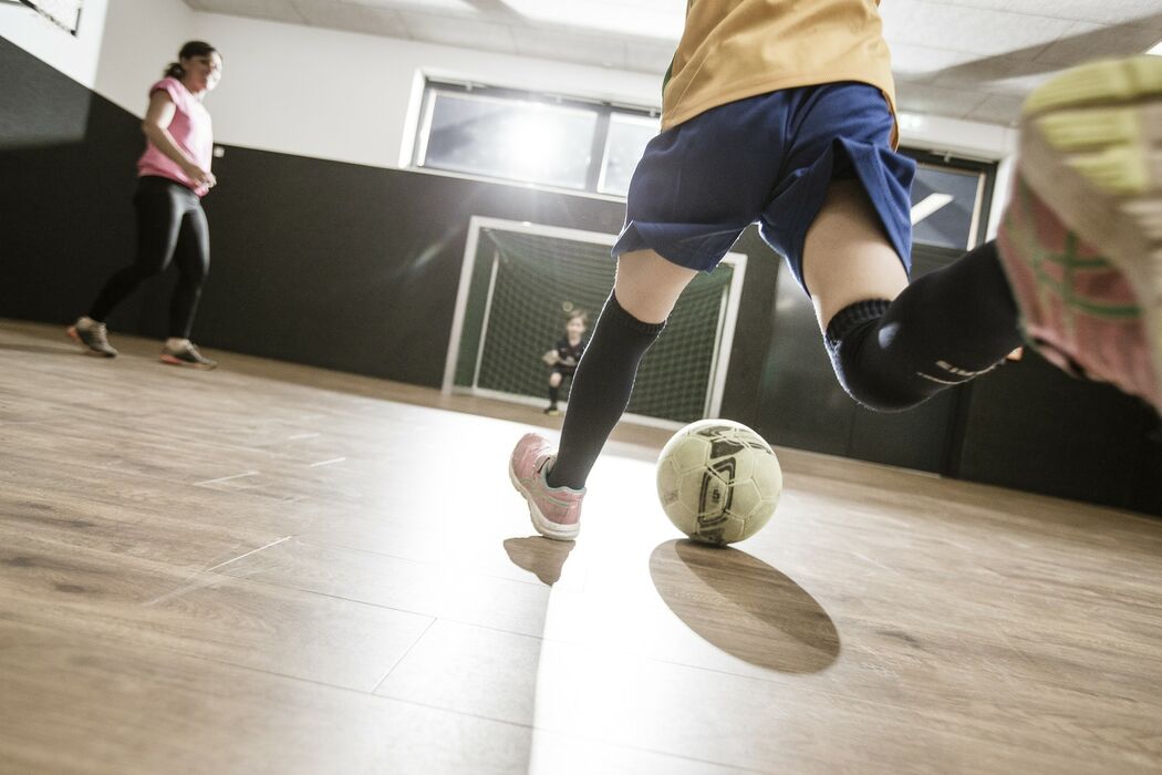 Indoor Fußballplatz im familienfreundlichen Kinderhotel Allgäuer Berghof