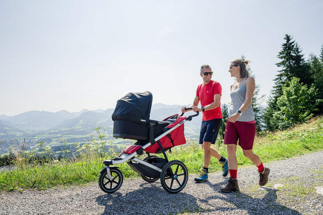 Wanderung mit Kinderwagen direkt am Kinderhotel Allgäuer Berghof