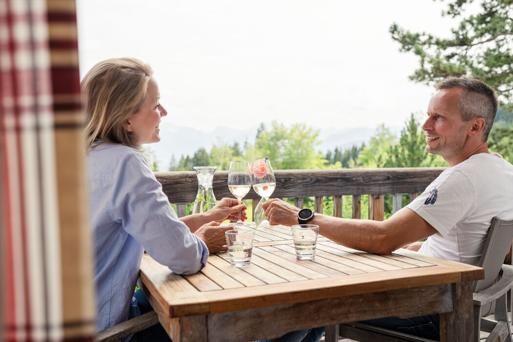 Wein genießen auf dem Balkon im Chalet Kinderhotel Allgäuer Berghof