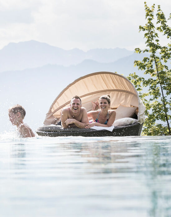 Familienhotel mit Außenpool – Kinderhotel Allgäuer Berghof Badespaß im Außenpool im Kinderhotel Allgäuer Berghof