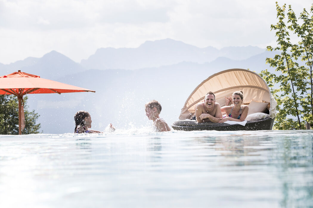 Badespaß im Außenpool im Kinderhotel Allgäuer Berghof