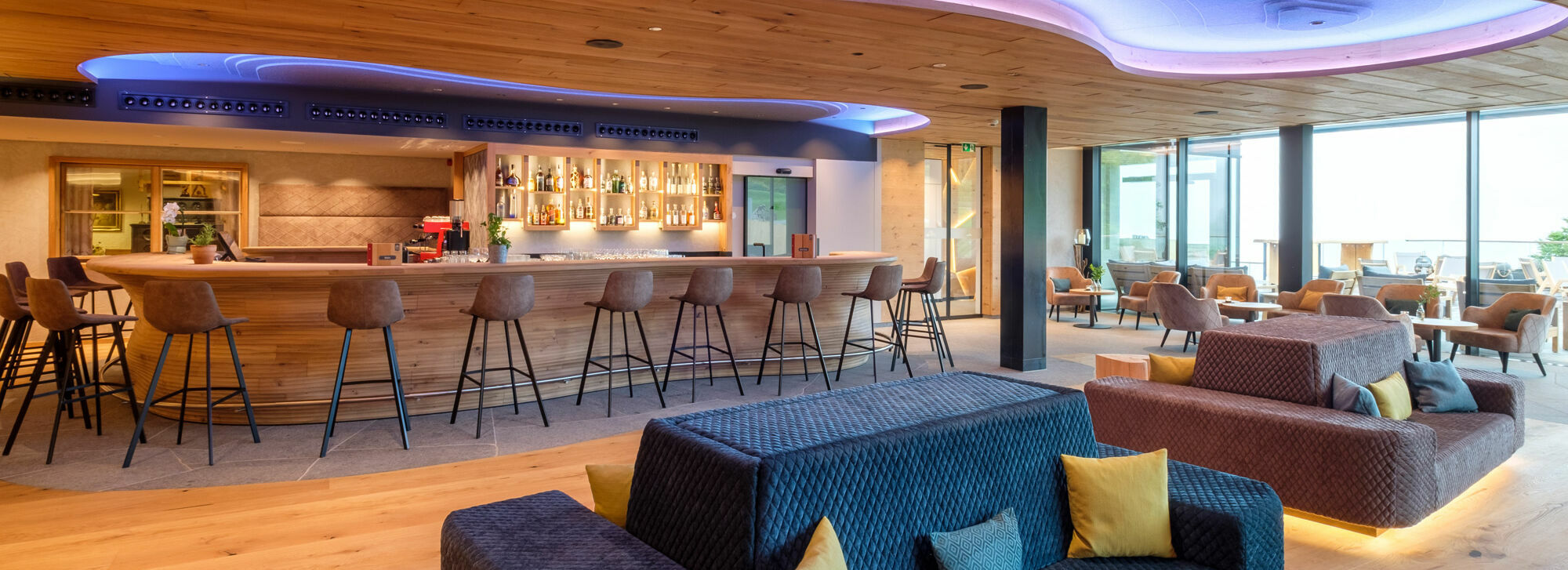 Zeit zu Zweit in der Cocktailbar im Kinderhotel Allgäuer Berghof