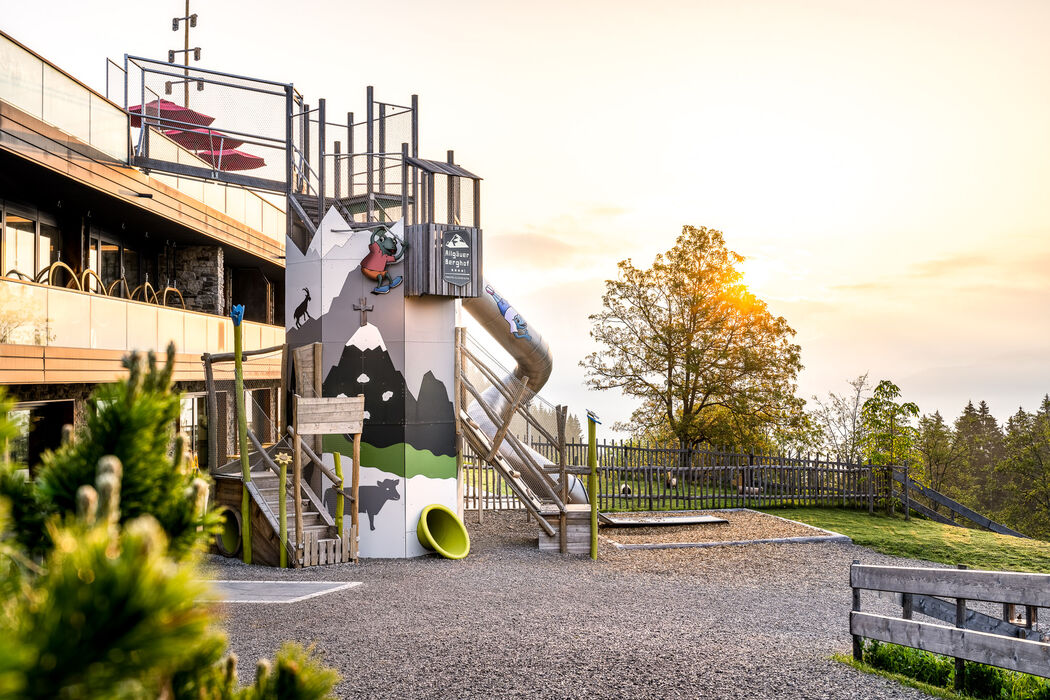 Rutschenturm am Spielplatz des Kinderhotel Allgäuer Berghof