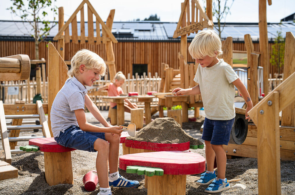 Kastanienspielplatz mit Sandboden im Kinderhotel Allgäuer Berghof