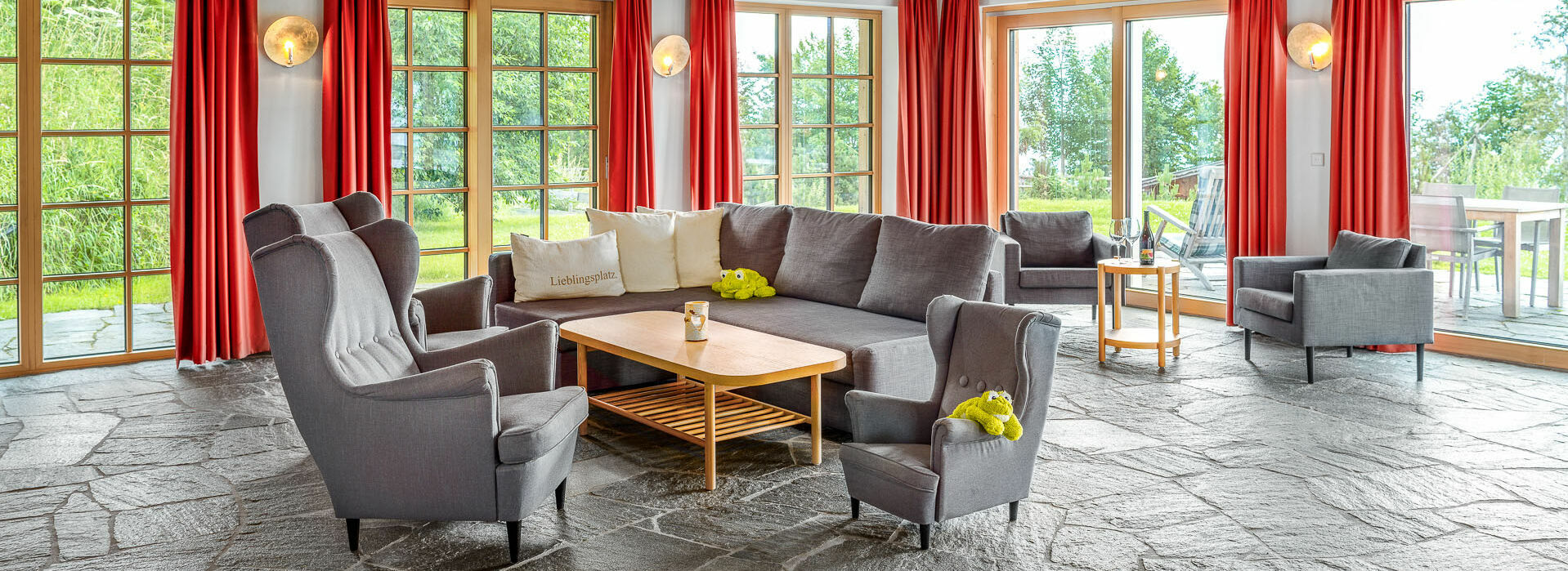 Kinderhotel Allgäuer Berghof – Wohnzimmer Familien-Chalet Entschenkopf mit Blick auf die Allgäuer Alpen
