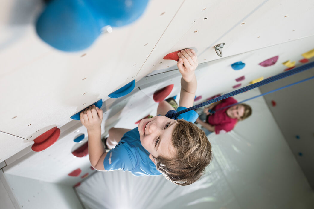 Kinderprogramm Klettern im Kinderhotel Allgäuer Berghof