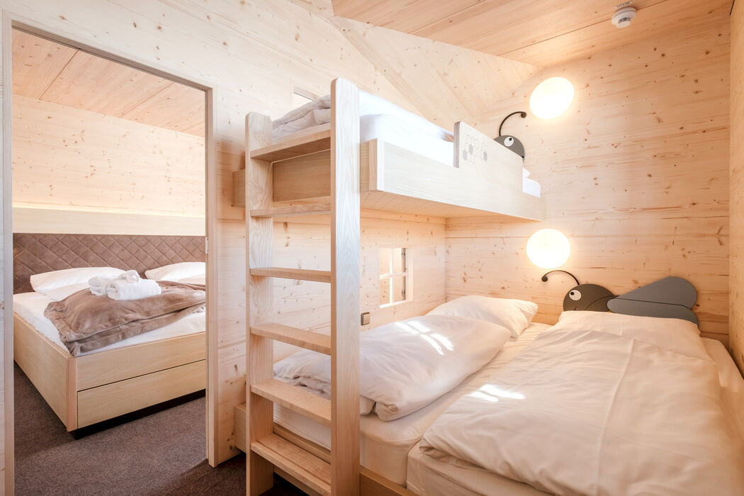 Kinderhotel Allgäuer Berghof – Kinderzimmernder Familien-Suite Bienenwabe mit Blick auf die Allgäuer Alpen