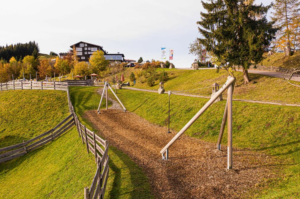 Seilbahn auf dem Spielplatz im Kinderhotel Allgäuer Berghof